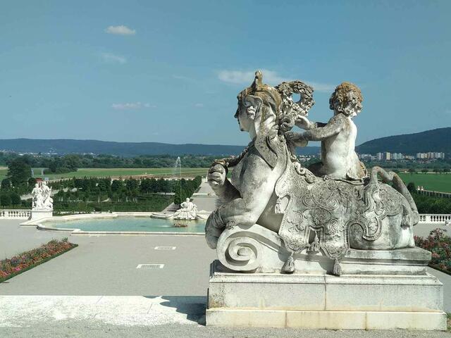 Blumenbeete und Skulpturen sind ein echter Augenschmaus.  | Foto: aha