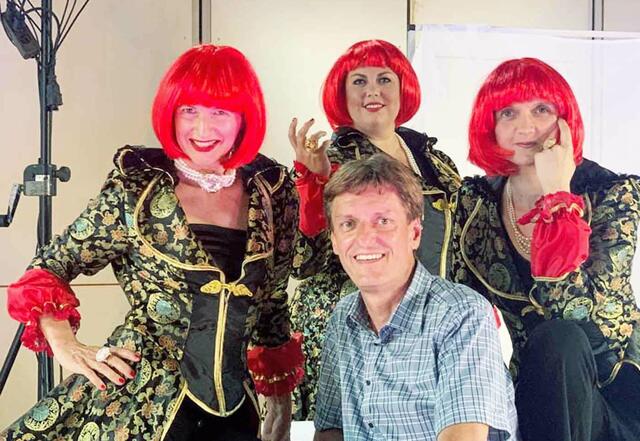 Frauen-Power: Marcus Marschalek und die gut gelaunten Darstellerinnen der Frau Jedermann | Foto: frauJEDERmann