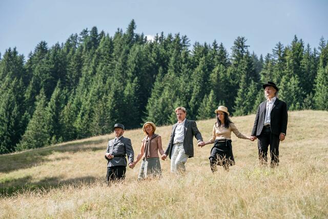 Fünf Schauspieler/innen erwecken unzählige Menschen zum Leben: Roland Etlinger, Maria King, Mark Német, Katharina Grabher und Andreas Kosek (v.l.) | Foto: Stefan Kothner / Montafon Tourismus