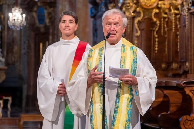 Pfarrer Mag. Hans Zarl, Geistlicher Assistent der KA, und Mag. Monika Liedler, Geistliche Assistentin der Katholischen Frauenbewegung, beim Gottesdienst im St. Pöltner Dom. | Foto: Karl Lahmer