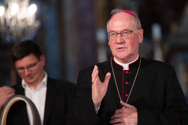 Bischof Alois Schwarz segnet die Gottesdienstbesucher. | Foto: Karl Lahmer