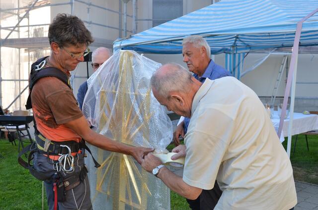 Verpacken des Turmkreuzes | Foto: Markus Göstl