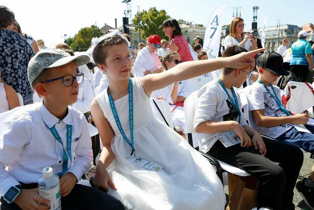 Beim Eröffnungsgottesdienst feierten 1200 Kinder ihre Erstkommunion. Kardinal Bagnasco versicherte: Jesus ist euer Freund.