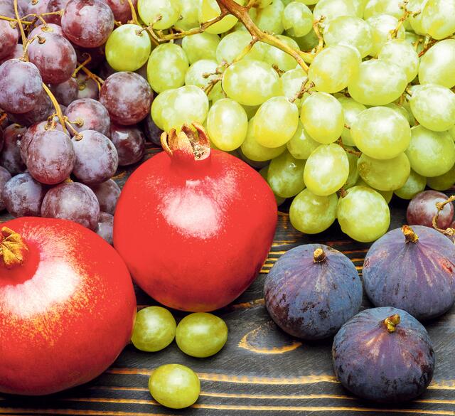 Biblische Früchte, die wir im Herbst genießen, sind Weintrauben, Granatäpfel und Feigen.