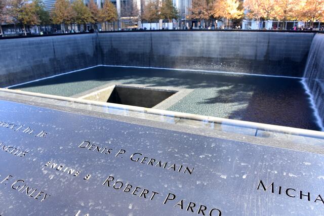 Das 9/11 Memorial am Ground Zero in New York ist die Gedenkstätte für die Opfer der Terroranschläge auf das World Trade Center im Jahr 2001. Das Zentrum des 9/11-Memorials bildet das Mahnmal "Reflecting Absence" (Spiegelung des Nichtvorhandenseins) mit zwei großen rechteckigen Hohlräumen, die an die Fundamente der zerstörten Zwillingstürme erinnern. Von dort kann der Besucher jeweils einen neun Meter tiefer liegenden, mittig platzierten Wassersbassin betrachten. Diese fangen fallende Wasserkaskaden auf.