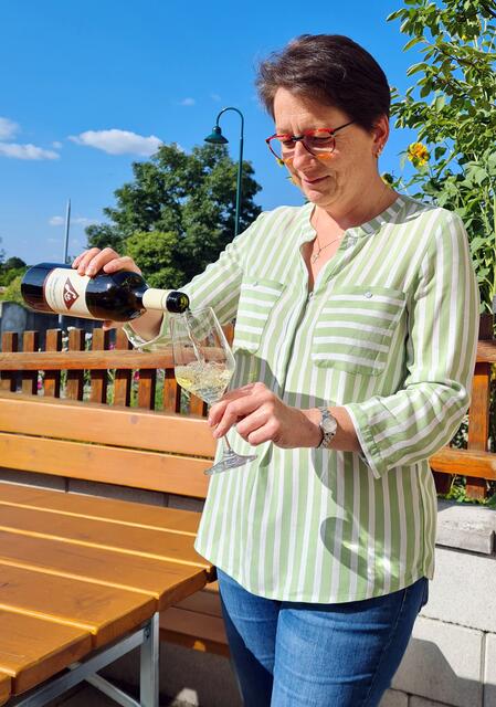 Winzerin Birgit Liener  beim Verkosten des neuen Jahrgangs. | Foto: privat