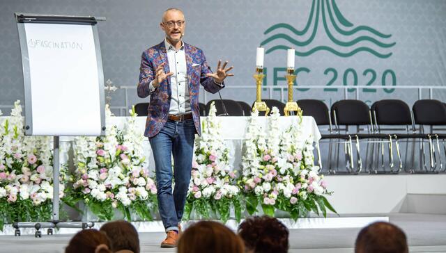 Die Weltkirche war vor allem durch RednerInnen aus fast 40 Ländern vertreten. Auch Johannes Hartl, Gründer des Gebetshauses Augsburg, war dabei. | Foto:  iec2021