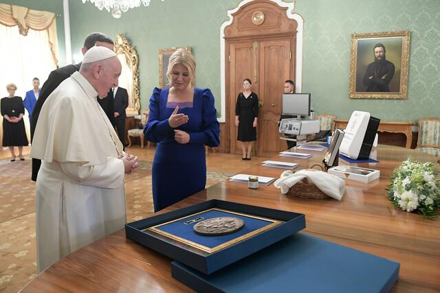 Die slowakische Präsidentin Zuzana Čaputová empfing Papst 
Franziskus in Bratislava. | Foto: KNA