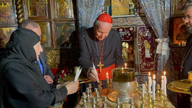 In Maarat Sadnaya entzündet Kardinal Schönborn im Marienkloster eine Kerze. | Foto: Syriac Orthodox Patriarchate