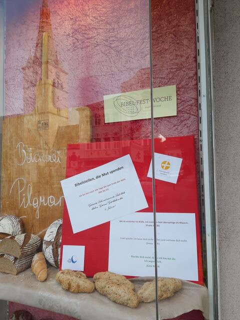 Biblische Mutworte in einer Bäckerei-Auslage. | Foto: Frei