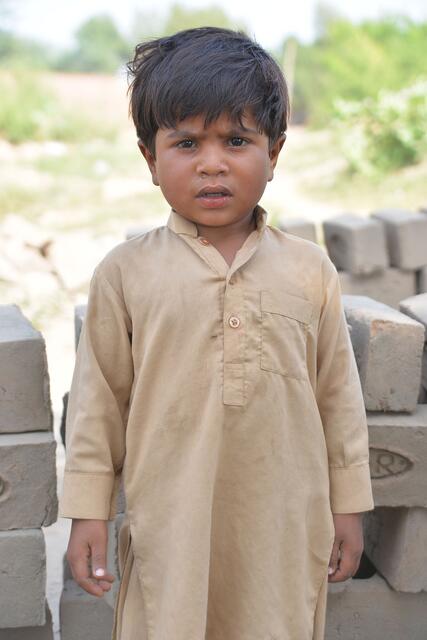 Saim (5) lebt mit seiner Familie in einer Ziegelei in Pakistan, dem 
Schwerpunktland der Weltmissions-Sammlung 2021.