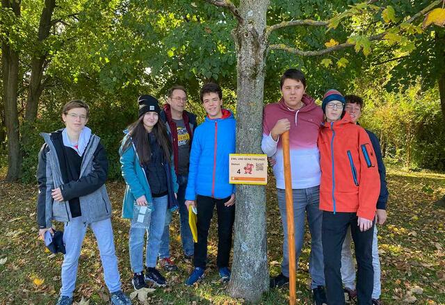 Familienspazierweg mit Emil und seinen Freunden" in Hadersdorf am Kamp – ein Themenweg für Kinder zum Thema Freundschaft, Unterschiedlichkeit, Überwindung von Grenzen und Zusammenhalt. Barrierefrei, kostenlos für alle Interessierten, interaktive Stationen mit QR Codes. Die Jugendlichen haben die Geschichte erfunden, die Stationentafeln entworfen, drucken lassen, Sponsoren aufgetrieben, Material besorgt, die Tafeln produziert und montiert, eine Eröffnungsfeier im Ort organisiert und den Besuchern den Themenweg präsentiert. 
Im Bild: Fabian Mittermaier, Alina Koglbauer, Andreas Ringhofer, Simon Sallmaier, Benedikt Pinnisch, Sebastian Meisl, Paul Gössinger.
 | Foto: 72 Stunden ohne Kompromiss/ Hadersdorf/Kamp