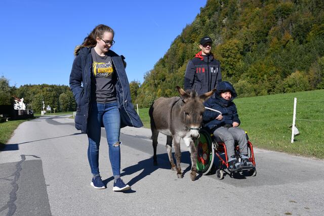 Jugendliche mit und ohne Beeinträchtigung verbrachten gemeinsam Zeit am Mathiashof der Caritas in Fuschl am See.  | Foto: RB/KJ Salzburg