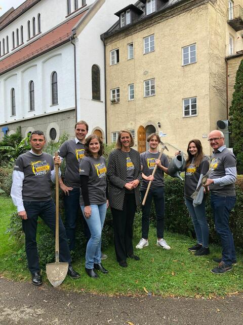 Beim Auftakt: Bischofsvikar Harald Mattel, Generalsekretär der Kath. Aktion Simon Ebner, Vorsitzende der Kath. Jugend Andrea Schmid, Jugend-Landesrätin Andrea Klambauer, Teilnehmer Felix und Emely, Caritasdirektor Johannes Dines (v.l.) | Foto: KJ Salzburg