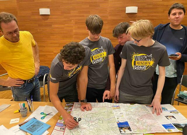 Andreas Ringhofer hat mit seinen Schülern (11 Schüler/nnen einer 7. Klassse des Gymnasiums Wolkersdorf) das Projekt Familienspazierweg mit Emil und seinen Freunden durchgeführt.

Andreas Ringhofer, Philipp Schindler, David Widmann, Paul Gössinger, Sebastian Meisl, Benedikt Pinnisch

 | Foto: "72 Stunden ohne Kompromiss" Hadersdorf/Kamp