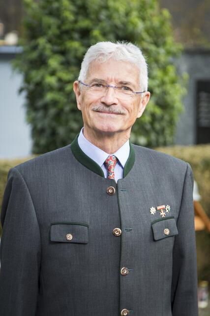 Oberst i. R. Dieter Allesch ist Landesgeschäftsführer des Schwarzen Kreuzes in der Steiermark. Ihm ist wichtig, dass die Menschen wissen, wofür sie spenden, wenn bei Friedhöfen zu Allerheiligen gesammelt wird.