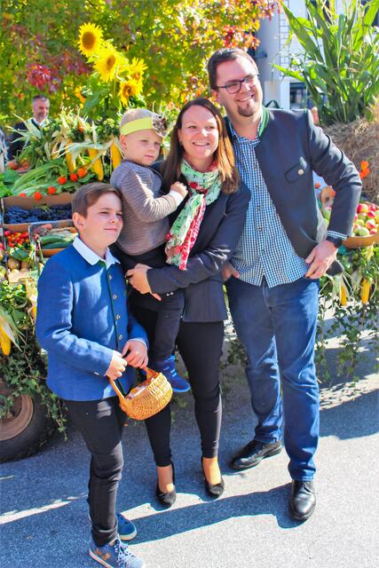 Ein frohmachendes, aber auch nachdenkliches Erntedankfest in Anger. Besonders viele junge Familien mit ihren Kindern waren gekommen. | Foto: Peter Unterberger