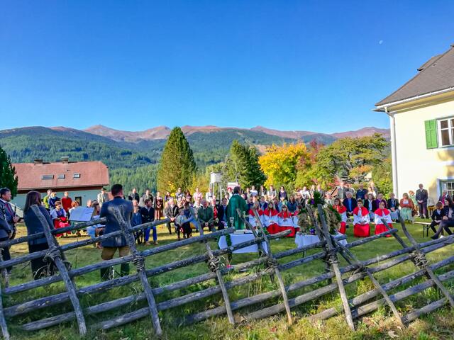 Die Pfarrhofwiesen in St. Wolfgang bei Obdach war der ideale „Kirchort“ für das Erntedankfest. „Erntedank unter dem 
Zirbitzkogel“. | Foto: Anna Koini