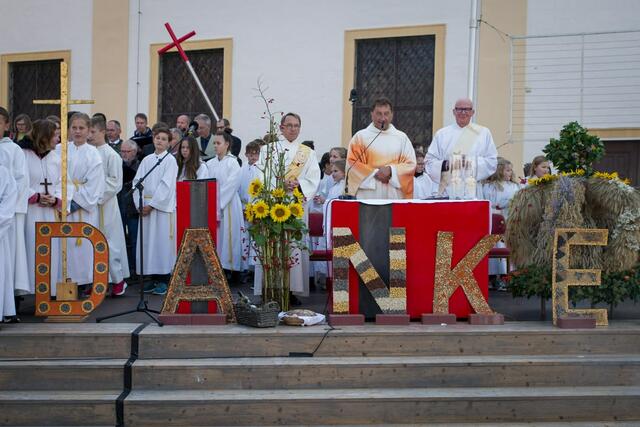 Erntedankmesse der Pfarre Hartberg am Hauptplatz.
Festlich geschmückte Erntekrone und Erntewägen,  traditionelle Musik der der Stadtkapelle und sowie moderne Klänge des  Kirchenchores mit Band erfreuten Augen und Ohren.  | Foto: Gerti Toth