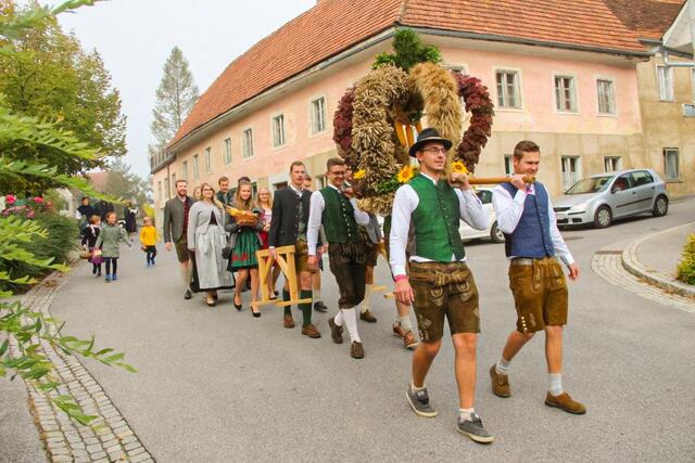 Hans Seiner aus Preding bekam für sein Engagement beim Erntedankfest eine Ehrenurkunde des Bischofs von Pfarrer 
Karl Stieglbauer überreicht. | Foto: Samir Yousif