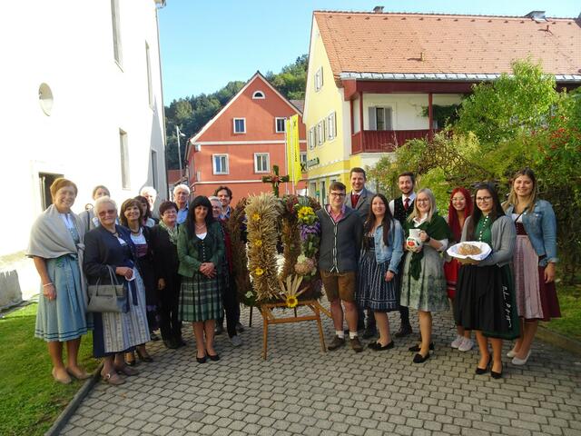 Arnfels: Erntekrone mit Pfarrgemeinderat und Landjugend | Foto: Pfarre Arnfels