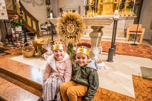 Die Erntekrone und gekrönte Kinder gehören zum Erntedankfest. Große Freude bei der Erntedankfeier herrschte auch in der 
Pfarre Eichkögl.  | Foto: Ingrid Donnerer