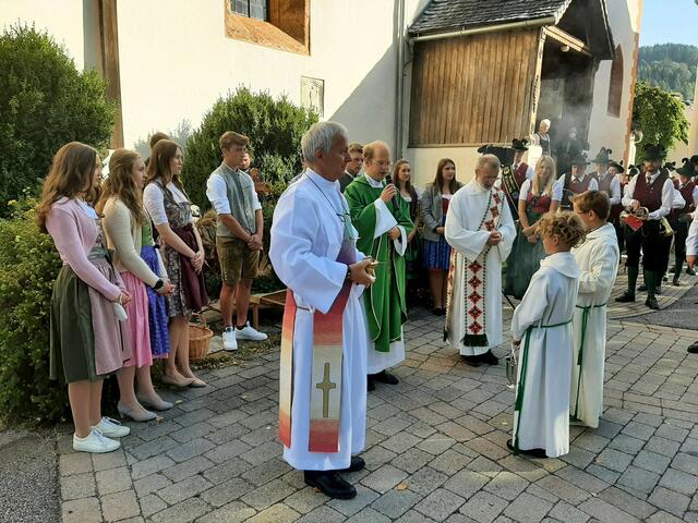 St. Peter am Kammersberg: Segnung der Erntekrone am Beginn des Erntedankfestes in St. Peter am Kammersberg mit Diakon Bernhard Mürzl, Aushilfspriester Paul Markowitsch und Diakon Rupert Unterkofler, dahinter die LJ Peterdorf – Althofen | Foto: Galler