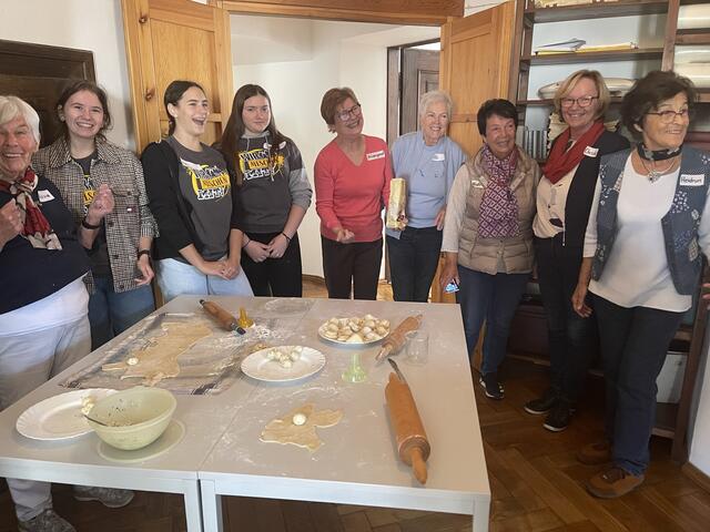 In der „Mitten im Leben“-Gruppe Viktring wurde zwar fleißig gekrendelt, doch noch viel mehr wurde gelacht. | Foto: Carina Müller