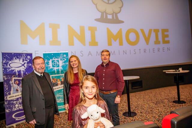 Ein Kurzfilm mit Hauptdarstellerin Dea Müller, hier mit dem Lamm als Christussymbol, und vielen Ministrantinnen und Ministranten aus dem Seelsorgeraum Kaiserwald zeigt, wie viel Freude das Ministrieren bereitet. Zur Premiere im Dieselkino Lieboch kamen auch (v. l.) Generalvikar Erich Linhardt, Pastoralreferentin Anja Asel und Pfarrer Claudiu Budãu | Foto: Neuhold