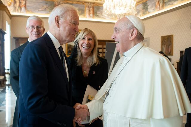 Das Treffen von US-Präsident Joe Biden und Papst Franziskus verlief herzlich. Besonders im Klimaschutz sind sich beide einig. | Foto: KNA