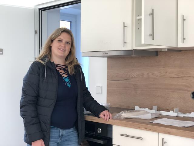 Einige Küchen sind schon montiert. Die nächste Zeit will die Leiterin des Frauenwohnens, Sabine Zeller, nützen, um alles wohnlich zu gestalten. | Foto: RB/ibu