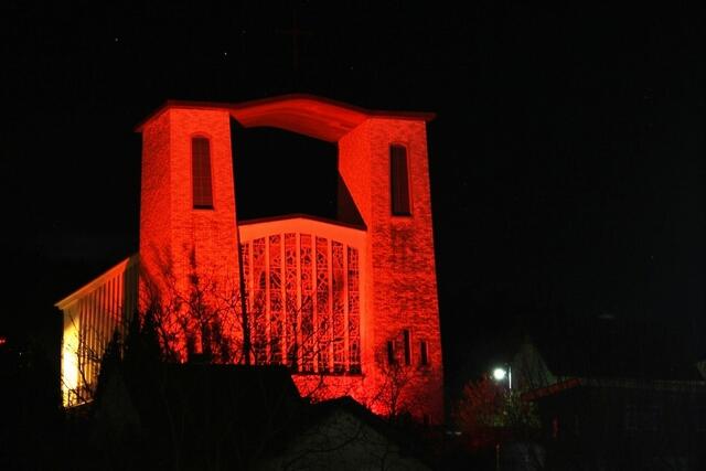 Pfarrkirche Rohrbach an der Lafnitz im Gedenken an verfolgte Christen rot beleuchtet