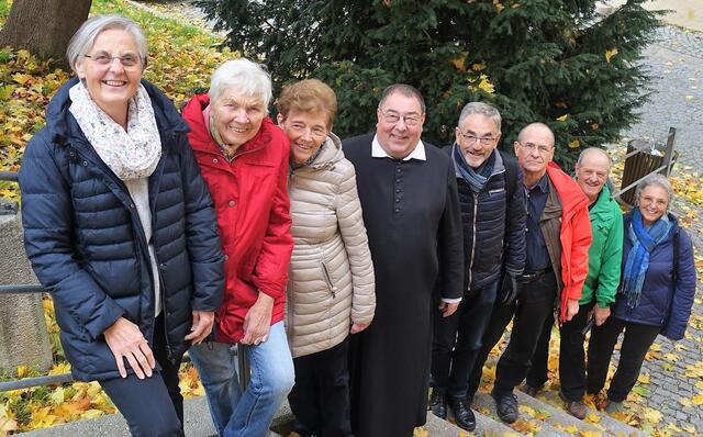 Vertreterinnen und Vertreter der „ArMut teilen“-Initiativen in den Pfarren: Sr. Franziska König (Salzburg Süd/Mitte), Herta Limoser (Parsch), Hannelore Karner (Liefering St. Martin), P. Franz Lauterbacher (Mülln), Diakon Konrad Hofbauer (Liefering Peter und Paul), Wolfram Nobis (Liefering St. Martin), Anton Prast (Parsch) und Susanne Lechner (Mülln).
