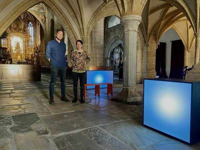 TV-Simulatoren als Lichtquelle und Sinnbild für den persönlichen Glauben – zweintopf im Dom