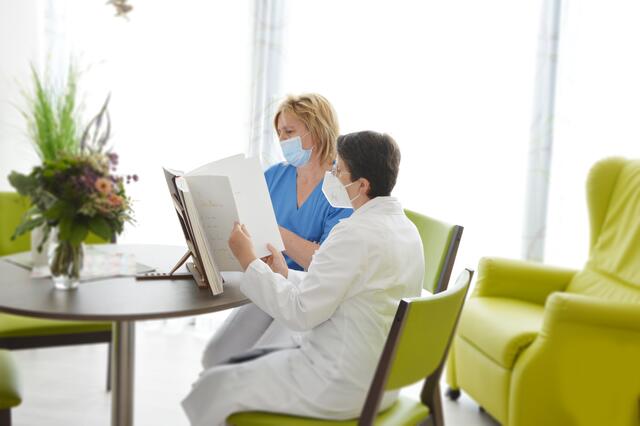 Im „Raum der Begegnung“ wirft Krankenhaus-Seelsorgerin Claudia Böckelsberger einen Blick in das Buch der Erinnerung. | Foto: HF Pictures