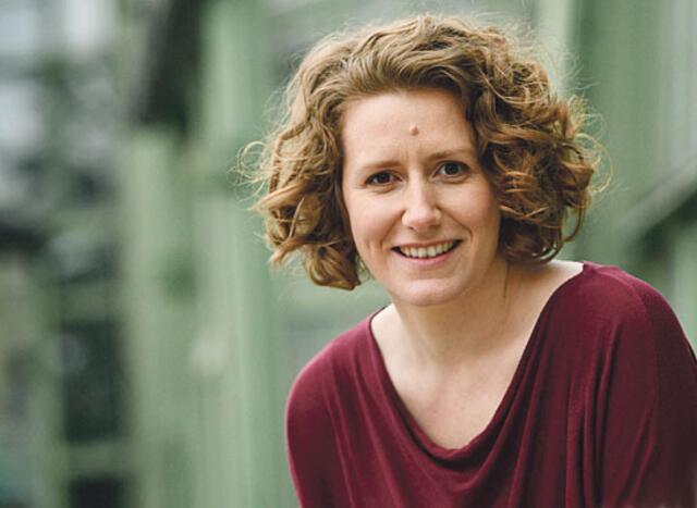 Katharina Rogenhofer wurde 1994 in Wien geboren und studierte Biologie mit Schwerpunkt Zoologie an der Universität Wien und Nachhaltigkeits- und Umweltmanagement in Oxford. Gemeinsam mit anderen Klima­aktivistinnen und -aktivisten holte sie 2018 die Fridays-For-Future-Bewegung nach Österreich. 2019 übernahm sie die Leitung des Klima­volksbegehrens. | Foto: Heribert Corn/Zsolnay