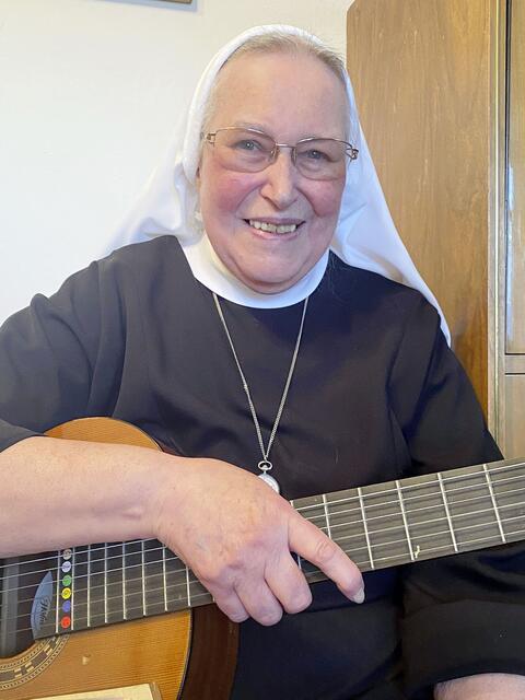 Musik und Kinder halten jung: Sr. Maria Dolores strahlt Zufriedenheit und Freude aus. | Foto: Kaltenhauser