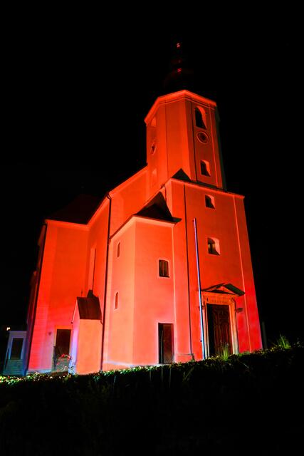 Und auch einige Pfarrkirchen, wie hier in St. Lorenzen am Wechsel, beteiligten sich bei der Aktion #RedWednesday von Kirche in Not.