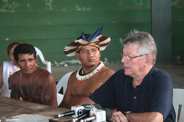 Bischof Erwin Kräutler setzt sich seit vielen Jahren für die Rechte der Indigenen ein. Das Öffnen der indigenen Gebiete für wirtschaftliche Nutzung sei „nicht nur ein Dolchstoß ins Herz dieser Völker“, sondern auch gefährlich für das Ökosystem.