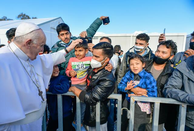 Auf Lesbos besuchte der Papst Flüchtlinge und forderte sichtlich bewegt, den „Schiffbruch der Zivilisation“ zu stoppen.  | Foto: KNA