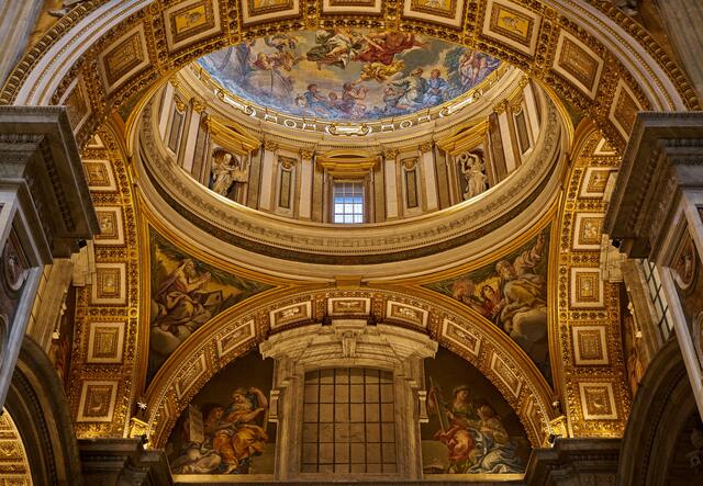 Der imposante Innenraum des Petersdomes in Rom  | Foto: pixabay/volker glätsch; gustavoboulhosa