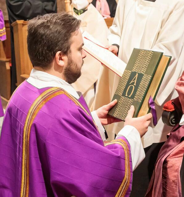 P. Aaron empfängt das Evangeliar. Dem Diakon obliegt die Verkündigung des Evangeliums auch in der Messe. | Foto: Neuhold