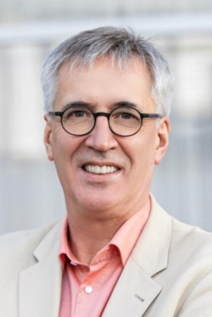 Gerhard Darmann leitet Telefonseelsorge und kids-line.