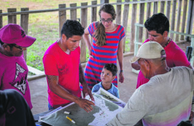 Das Team von CIMI – der Indigenenrat der Brasilianischen Bischofskonferenz – steht bedrohten Völkern zur Seite und klärt diese unter anderem über ihre Landrechte auf. Denn nur wer seine Rechte kennt, kann sie einfordern.  | Foto: foto: cimi