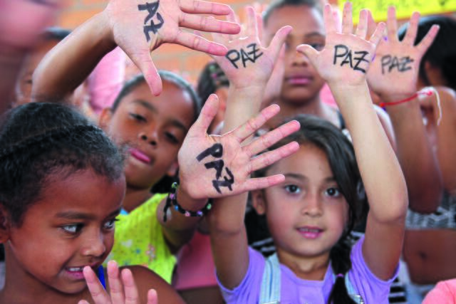 Paz bedeutet Frieden. Kinder hoffen, in Zukunft in einem friedlichen Land leben zu können.