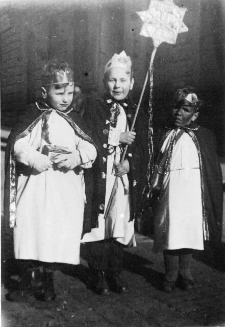 Das erste Foto der Sternsingergruppe 1947 - damals trauten sich Winfried, Franzi und Bernhard erst in die nähere Umgebung der Wohnung in der Josefstadt und sammelten Spenden für den Wiederaufbau des Stephansdomes. | Foto: Foto Pollheimer