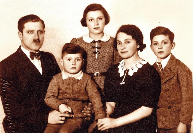 Die Familie Pressburger im Jahr 1939, bereits in der Emigration, hier in Zagreb: Gertrude (Mitte) mit den Eltern Ernst und Gisela sowie den Brüdern Josef und Heinz Peter (v. l.).