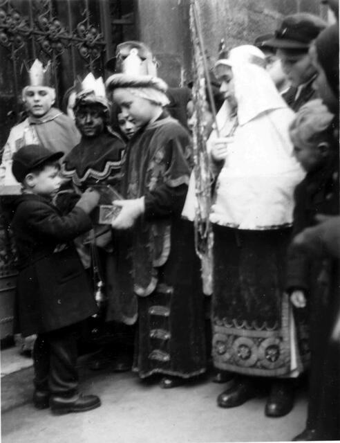 Die Sternsingergruppe 1951 vor dem Stephansdom: Winfried mit der Spendenbox, Franzi als Mohrenkönig mit zwei weiteren Buben (Sternträger Klinner, Siegl als 3. König)  | Foto: Franz Pollheimer