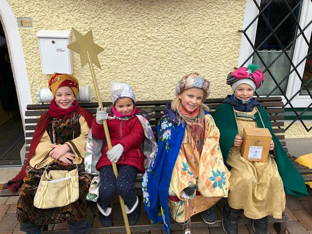 Eine kurze Verschnaufpause zum Fotomachen legen diese Königinnen und Könige in der Stadtpfarre Salzburg-Liefering ein. | Foto: RB/Jungschar
