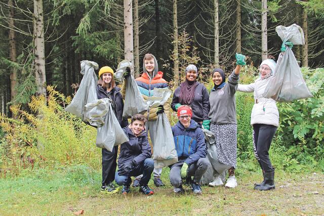 72 Stunden ohne Kompromiss hieß es Mitte Oktober nach einem Jahr Pause wieder für zahlreiche Jugendliche in der Erzdiözese. Egal ob beim Müllsammeln im Pongau (Bild), im Seniorenheim, beim Zaunreparieren oder Kochen für Bedürftige – voller Einsatz war garantiert.